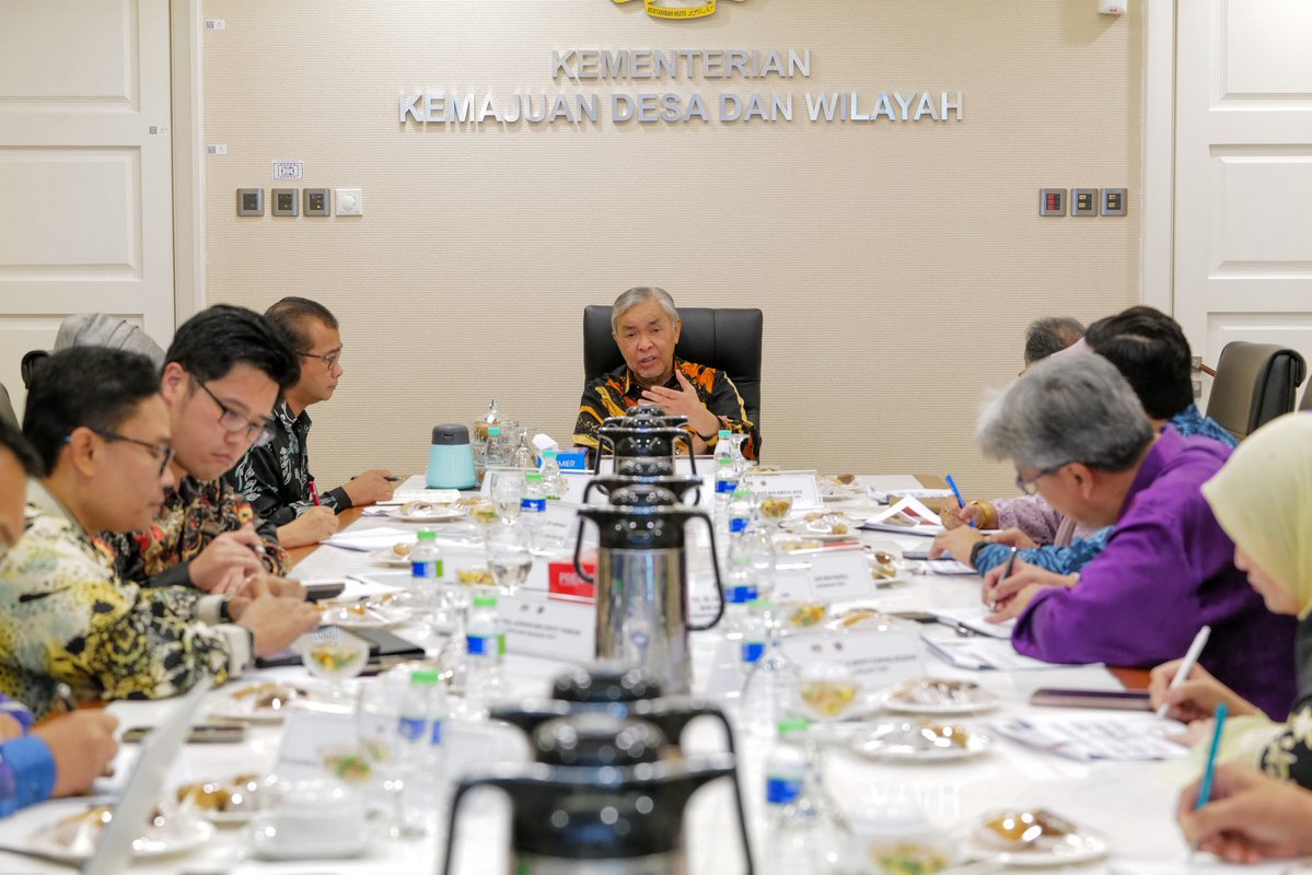 DrZahidHamidi's tweet photo. Usai Perhimpunan Bulanan KKDW, saya meneruskan jadual hari ini dengan bertemu Ahli Exco Majlis TVET Negara bagi berkongsi hala tuju serta keutamaan dalam memperkasa ekosistem TVET negara.

Dalam sesi ini juga, saya telah menyampaikan watikah pelantikan kepada 10 Ahli Exco Majlis TVET Negara yang akan menerajui portfolio strategik masing-masing. Tahniah saya ucapkan kepada semua yang dilantik. Amanah ini merupakan tanggungjawab besar untuk mencetuskan idea baharu dan memastikan agenda TVET negara terus bergerak ke hadapan.

Alhamdulillah, hari ini 56.86% lepasan sekolah telah memilih laluan TVET. Ini membuktikan bahawa TVET bukan lagi pilihan kedua, sebaliknya semakin diyakini sebagai laluan utama untuk membina masa depan yang lebih baik.

Melalui TVET 2.0, fokus kita adalah untuk memastikan lebih ramai graduan mendapat pekerjaan bergaji premium serta melahirkan usahawan yang mampu mencipta peluang pekerjaan kepada orang lain. Itulah ukuran sebenar kejayaan yang kita mahukan.

Insya-Allah, saya berharap barisan Ahli Exco yang dilantik akan memanfaatkan sepenuhnya kepakaran, pengalaman dan jaringan yang dimiliki untuk memperkukuh ekosistem TVET negara. Saya yakin, dengan kerjasama semua pihak, kita mampu melahirkan lebih ramai bakat berkemahiran tinggi yang menjadi pemacu kepada pembangunan ekonomi Malaysia.

#TVETMalaysia
#MajlisTVETNegara
#TVET2.0
#PembangunanModalInsan