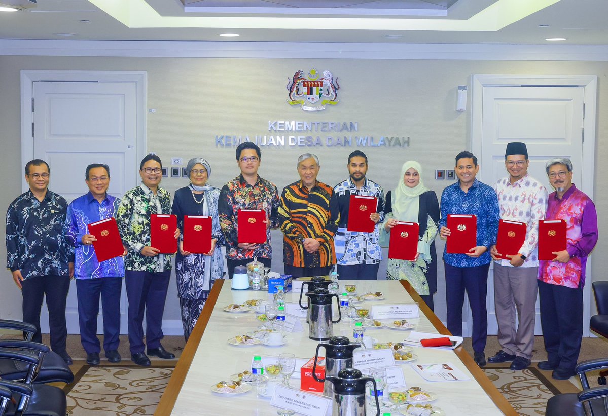 DrZahidHamidi's tweet photo. Usai Perhimpunan Bulanan KKDW, saya meneruskan jadual hari ini dengan bertemu Ahli Exco Majlis TVET Negara bagi berkongsi hala tuju serta keutamaan dalam memperkasa ekosistem TVET negara.

Dalam sesi ini juga, saya telah menyampaikan watikah pelantikan kepada 10 Ahli Exco Majlis TVET Negara yang akan menerajui portfolio strategik masing-masing. Tahniah saya ucapkan kepada semua yang dilantik. Amanah ini merupakan tanggungjawab besar untuk mencetuskan idea baharu dan memastikan agenda TVET negara terus bergerak ke hadapan.

Alhamdulillah, hari ini 56.86% lepasan sekolah telah memilih laluan TVET. Ini membuktikan bahawa TVET bukan lagi pilihan kedua, sebaliknya semakin diyakini sebagai laluan utama untuk membina masa depan yang lebih baik.

Melalui TVET 2.0, fokus kita adalah untuk memastikan lebih ramai graduan mendapat pekerjaan bergaji premium serta melahirkan usahawan yang mampu mencipta peluang pekerjaan kepada orang lain. Itulah ukuran sebenar kejayaan yang kita mahukan.

Insya-Allah, saya berharap barisan Ahli Exco yang dilantik akan memanfaatkan sepenuhnya kepakaran, pengalaman dan jaringan yang dimiliki untuk memperkukuh ekosistem TVET negara. Saya yakin, dengan kerjasama semua pihak, kita mampu melahirkan lebih ramai bakat berkemahiran tinggi yang menjadi pemacu kepada pembangunan ekonomi Malaysia.

#TVETMalaysia
#MajlisTVETNegara
#TVET2.0
#PembangunanModalInsan