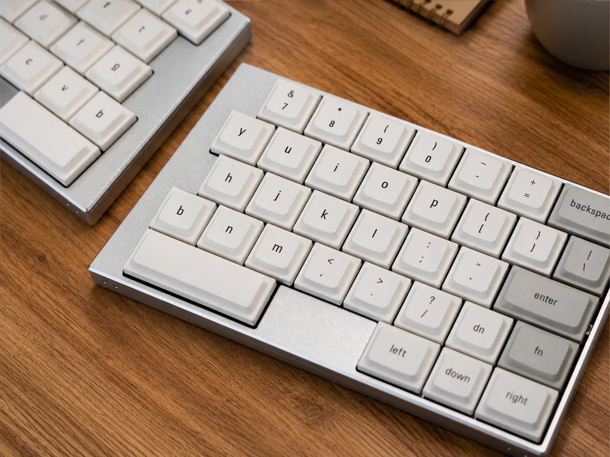elimkeys_jp's tweet photo. シルバーアルミと木の質感が調和する、Elytraのデスクセットアップ。
慣れ親しんだロウスタッガード配列を保ちながら、左右分割ならではの自由な配置を楽しめます。
#ElimKeys #Elytra #自作キーボード #分割キーボード https://t.co/4kstObAbiX