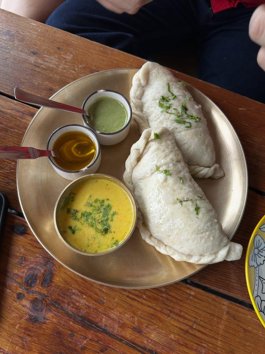 Surender_10K's tweet photo. Nothing beats hot Siddu with ghee and
chutney ✨😋
#Shimla #Siddu #Ghee https://t.co/PO2XK4238A