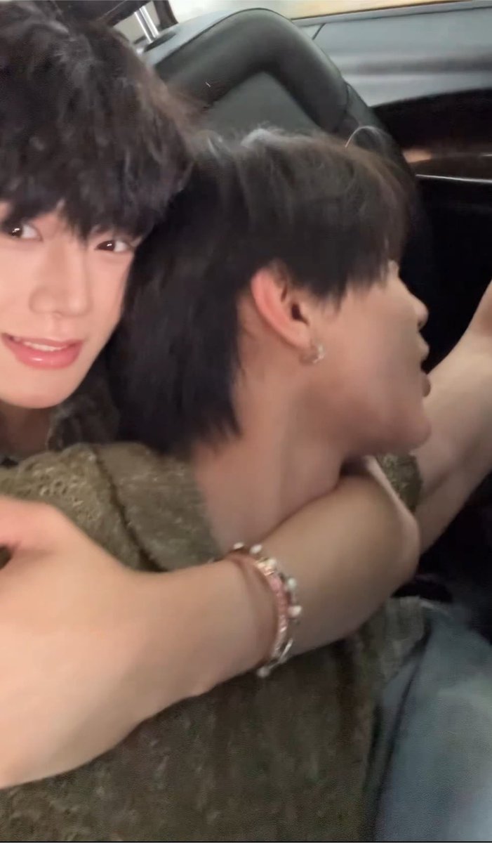 geemiily's tweet photo. look at his happy face hugging his bf 😭

#ToptapMinlee https://t.co/4njUijG41d