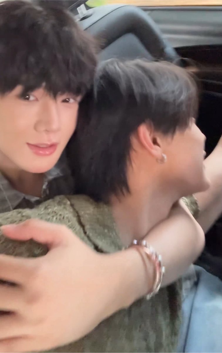 geemiily's tweet photo. look at his happy face hugging his bf 😭

#ToptapMinlee https://t.co/4njUijG41d