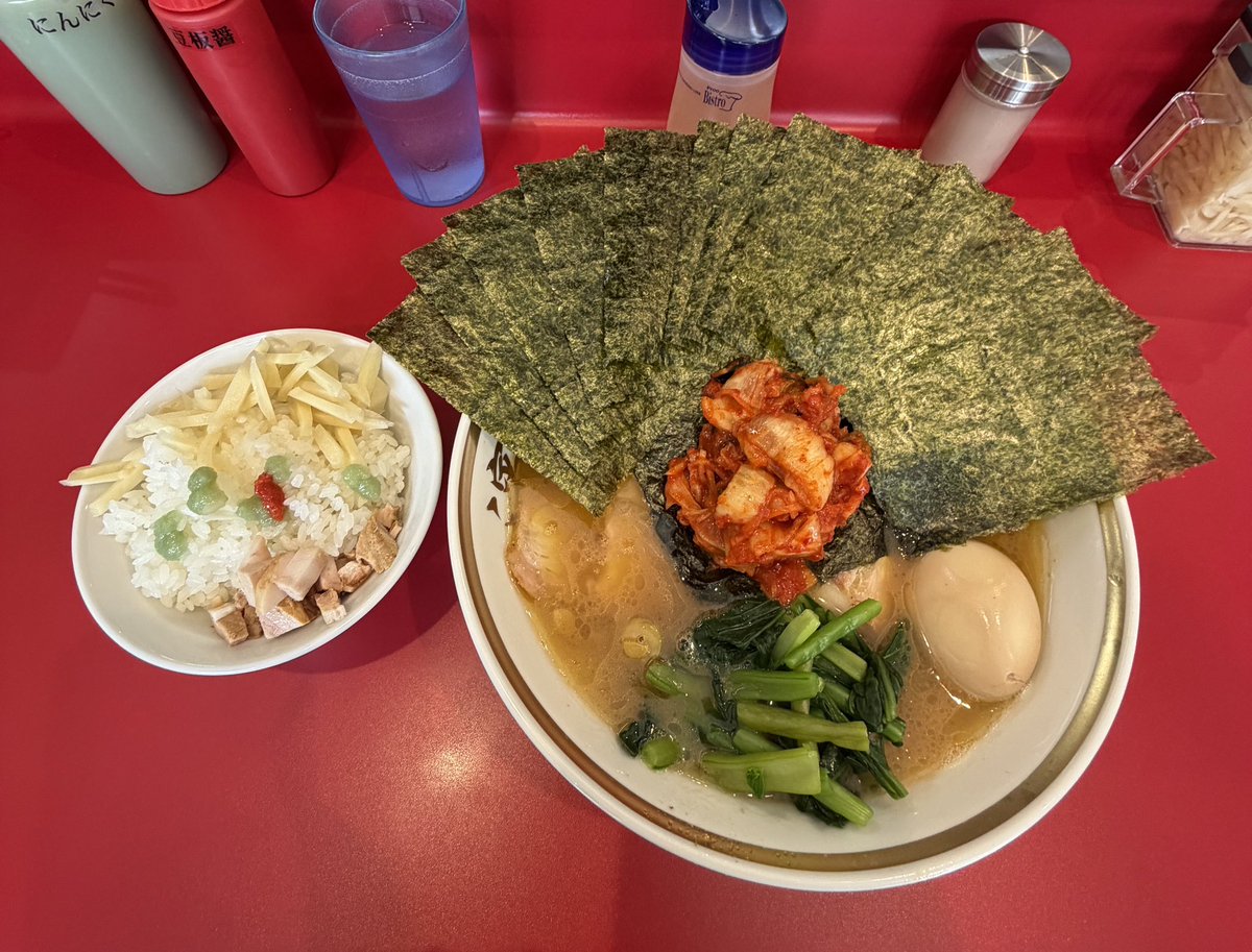 yuichi_f0128's tweet photo. #ラーメン濱野家
#五井

定期訪問🚶🏻👣⸒⸒

今日も素晴らしく🐴🐴🍜
٩(ˊᗜˋ*)و✧*｡ザ安定です😆
硬め🗣️
得増し🍜(中)➕自家製キムチ🌶
➕🍚🐷🫚🧄🌶

またまた途中でキムチをスープに
溶かし＼＼\\ ꐕ ꐕ ꐕ //／／🚀
最後にラーメン酢で💥💥💥

いつも美味しい🍜
ありがとうございます🙏

#濱中☠️🍄 https://t.co/0onRsCkJJH