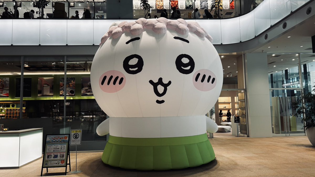 yp_gax's tweet photo. SkyシアターMBS✨️
駅直結のKITTEの中にあり
2階席の傾斜も凄く見やすかった😊
どセンターだったので
全体的に観れたのも良かった

お腹空きすぎたので
たこ焼き🐙
のんちゃんみたいな可愛い子いた🩷
(イベントやってた) https://t.co/nyCQAMNFQD