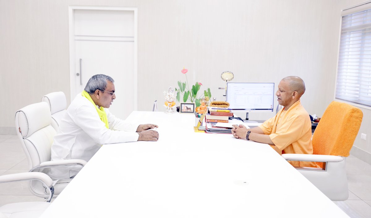 myogioffice's tweet photo. मुख्यमंत्री श्री @myogiadityanath जी महाराज से आज लखनऊ में उत्तर प्रदेश सरकार में माननीय कैबिनेट मंत्री श्री ओम प्रकाश राजभर जी ने शिष्टाचार भेंट की।

@oprajbhar https://t.co/lzc1YzIsTU