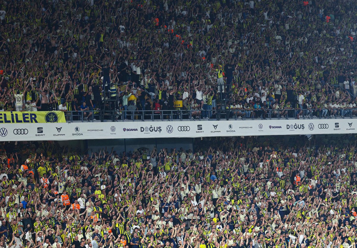 Fenerbahce's tweet photo. 💛💙 https://t.co/Ovsa5tWxrD