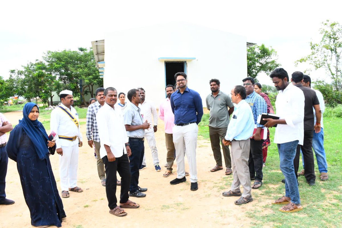 Collector_WNP's tweet photo. పోల్కేపాడు గ్రామ సర్పంచ్ వినతి మేరకు జిల్లా కలెక్టర్ ఆదర్శ్ సురభి గురువారం గ్రామంలోని పాఠశాలను సందర్శించి,ప్రస్తుతం ఉన్న మౌలిక వసతులు,తరగతి గదుల పరిస్థితిని పరిశీలించారు.పాఠశాలలో అదనపు గదుల అవసరాన్ని గుర్తించిన కలెక్టర్ అదనపు తరగతి గదుల నిర్మాణానికి అంగీకరిస్తూ https://t.co/3hmWs1m1nV