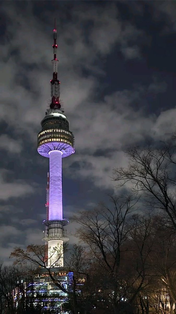 StrayKidsPL's tweet photo. 🔎| Namsan Tower w Seulu rozbłyśnie się jutro, aby uczcić wydanie nowego albumu THIS &amp; THAT! 

@Stray_Kids #StrayKids #スキズ #스트레이키즈 #THIS_AND_THAT #RUN_IT https://t.co/hlTp42YvXV