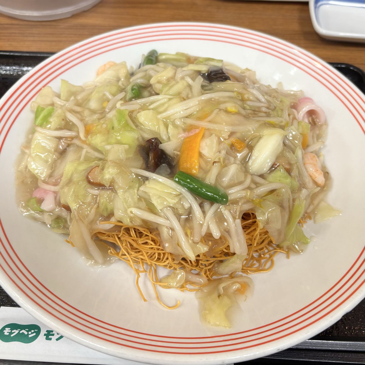 utau_mashiemo's tweet photo. 皿うどんに焼き焼売も追加🥢
パリパリ細麺にとろっとした野菜たっぷりのあんが絡む長崎皿うどんはいつ食べても安定感ある✨初めましての焼き焼売はジューシーでサイズ感もちょうどよく、合間に挟んでぴったりでした😋
📍長崎ちゃんぽん リンガーハット #リンガーハット #長崎皿うどん #焼売 https://t.co/8miw8x5svU