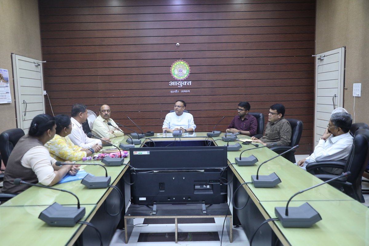 comindore's tweet photo. संभागायुक्त श्री भास्कर लक्षकार ने आज महिला पॉलिटेक्निक और रॉबर्ट नर्सिंग होम की बैठक आयोजित की। बैठक में गवर्निंग बार्ड और समितियों द्वारा किए जा रहे कार्यों के सम्बन्ध में जाना।
#JansamparkMP #Indore #इंदौर  #AdministrativeReforms
@CMMadhyaPradesh
@JansamparkMP
@jdjsindore https://t.co/uY0S8skaAw