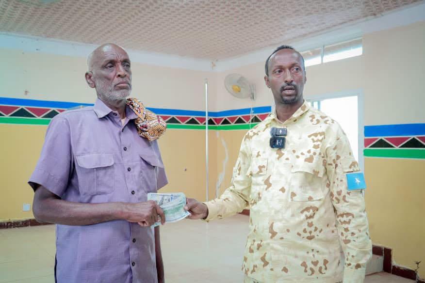 SONNALIVE's tweet photo. The National Intelligence and Security Agency has paid compensation to the families of four people killed in a communal clash in the Ali Ganey and Hirsi Lugey areas of Galmudug in June, completing a settlement it brokered between the two sides.
NISA Galmudug Regional Commander Col. Hussein Farah Elmi (Dubbad) handed over 80,000 dollars, with 20,000 dollars going to each family, on behalf of Director General Mahad Mohamed Salad, who undertook to meet the payment at a peace conference held at Ali Ganey. By assuming the obligation itself, the Agency removed the requirement for either side to pay the other. Guriel District Commissioner Farah Abdi Ma'allin attended.
#Somalia