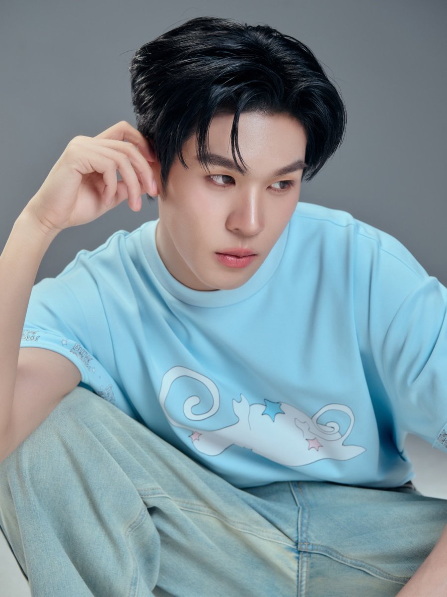 BemingOfficial's tweet photo. THE CASUAL BLUE STATEMENT

AUAU ในลุคโทนสีฟ้า-ยีนส์ กับเสื้อยืดดีไซน์โอเวอร์ไซซ์ทรงหลวม (Oversized Silhouette) 
จาก Exclusive Collection MeowMing Pawwie T-Shirt นำเสนอความชิคแบบ Urban Street Only at Shopee

#MEOWbeMINGxAUAUSAVE #AUAUSAVEMeowMing 
#MEOWMING #BEMING #ShopeeBemingxAUAUSAVE #OnlyatShopee #ShopeeTrendy