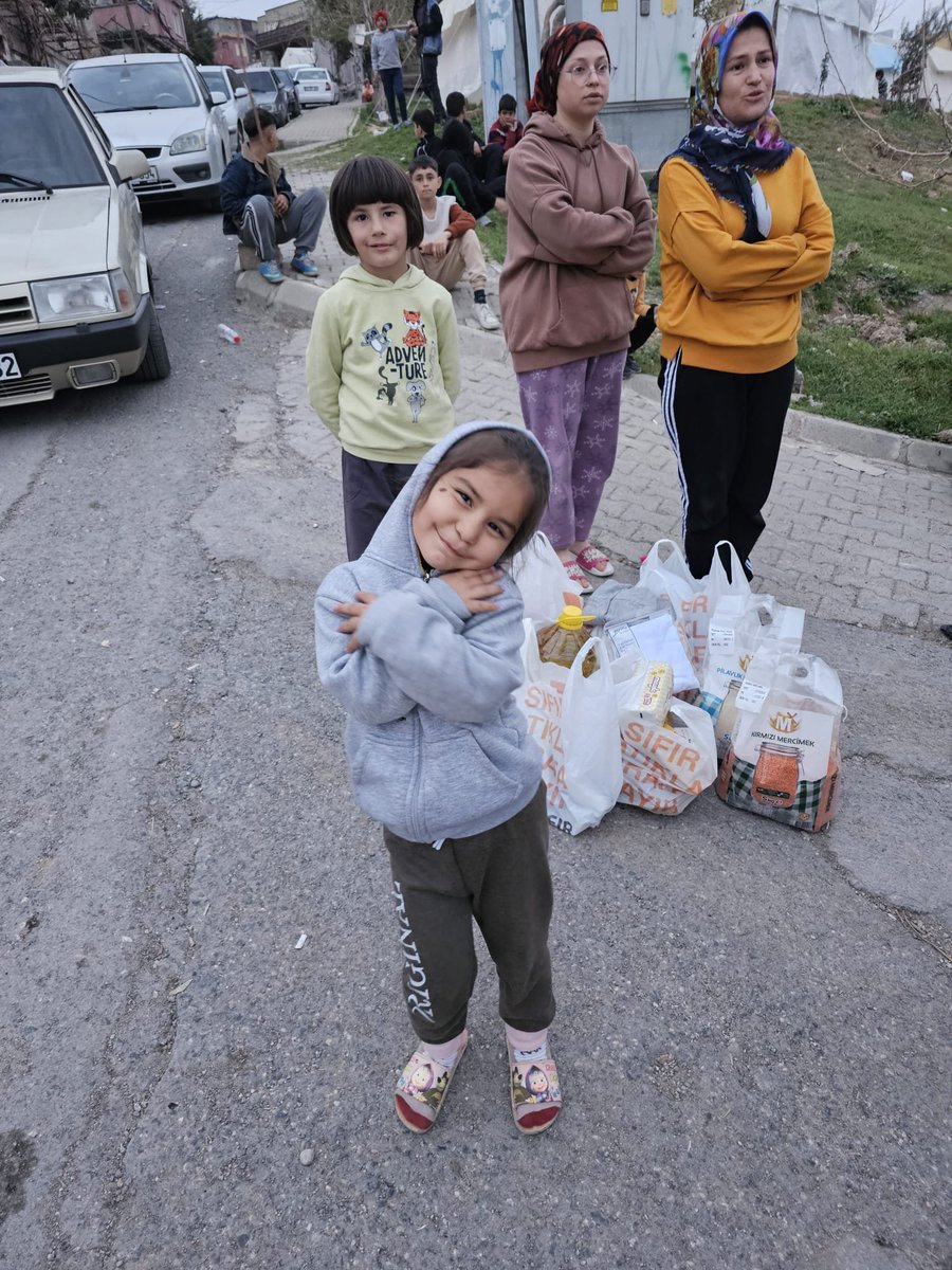 VolkanOkcuoglu's tweet photo. Bir depremzedenin eşyalarını yağmalarsınız anlarım parasını çalarsınız anlarım ama bir çocuğun seni tedavi ettireceğim deyip umutlarını çalarsanız bunun adı en hafif tabiriyle şerefsizliktir...

Az önce deprem zamanının Kahramanmaraş Avşar Çadırkent koordinatörü kıymetli dostum Enes Ceylan aradı...

Bu aileyi deprem zamanından tanıyorum, o dönemde kendilerine AFAD ile beraber çok erzak götürüp getirdik...

Kadıncağıza çocuğunun tedavisi için Haluk Levent söz vermiş. Az önce öğreniyorum ki değil tedavi o dönem yapılan kampanyada bir kuruş bile vermeden kadının telefonlarına bile cevap vermemiş...

Kadıncağız ağlayarak beni arıyor Devletimiz zaten Allah razı olsun çocuğu tedavisini hallediyor, gidip gelmeleri ve tüm ihtiyaçlarını da ben karşılayacağım bu süreçte...

Ama bu çocuğa umut verip parasını da yemezsin be kardeşim...

Ayıptır, günahtır, insanlık değildir...