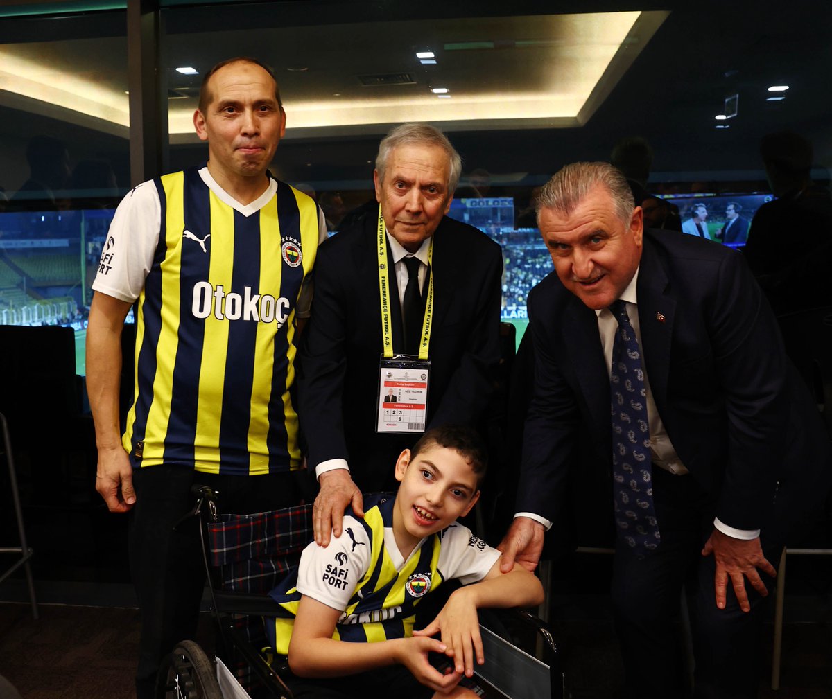 ajansfenercom's tweet photo. Fenerbahçemizin, Gornik Zabrze ile oynadığı UEFA Şampiyonlar Ligi ikinci ön eleme karşılaşmasında, engelli evladının müsabakayı daha rahat izleyebilmesi için büyük bir fedakârlık gösteren babanın görüntüleri yürekleri ısıtmış, milyonlarca futbolseverin takdirini kazanmıştı.

Bu anlamlı anların ardından harekete geçen Kulübümüz, baba İsmail Yalçın ile 12 yaşındaki oğlu Habib Ali Yalçın'ı Fenerbahçe–Sturm Graz karşılaşmasında Yönetim Kurulu locasında misafir etti.

Başkanımız Aziz Yıldırım, Gençlik ve Spor Bakanımız Osman Aşkın Bak ile Yönetim Kurulu Üyelerimiz, karşılaşma öncesinde İsmail Yalçın ve Habib Ali Yalçın ile bir araya gelerek aileyle yakından ilgilendi ve sohbet etti.