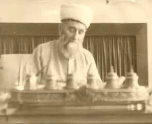 ilimvetasavvuf's tweet photo. Bir kadın üç dört günlük bir mesafede bulunan bir yere kendi başına çıkıp gitmemelidir. Meğer ki yanında babası, kardeşi, kocası, torunu gibi bir mükellef erkek bulunsun. Hattâ zengin bir islâm hanımı yanında böyle bir mahremi bulunmadıkça bu kadar bir mesafe uzakta bulunan Mekke-i Mükerremeye hac vazifesini ifa için bile çıkıp gidemez. Ona bu farize teveccüh etmez. Çünkü sefer, zahmetinden, bir takım kimselerle temasta bulunmak mecburiyetinden hâli olamaz. Fıtraten nahif olan, şeref ve haysiyeti her vechile himaye edilmek icabeden böyle bir kadının ise bu kadar uzakça bir yola kendi başına çıkıp gitmesi, hikmet ve maslahata uygun düşmez. İslâmiyetin bu babdaki emir ve tavsiyesi ise kadınları himaye, onları siyanet hikmetine müstenittir. Zaten islâmiyetin her emir ve nehyinde bir nice hikmetler, faideler vardır. Bizim vazifemizde onlara riayet etmektir. Selâmet ve saadetimiz buna bağlıdır.
500 hadisi şerif, Ömer Nasuhi Bilmen rahmetullahi aleyh
...
Gününüz hayr olsun. Âmin