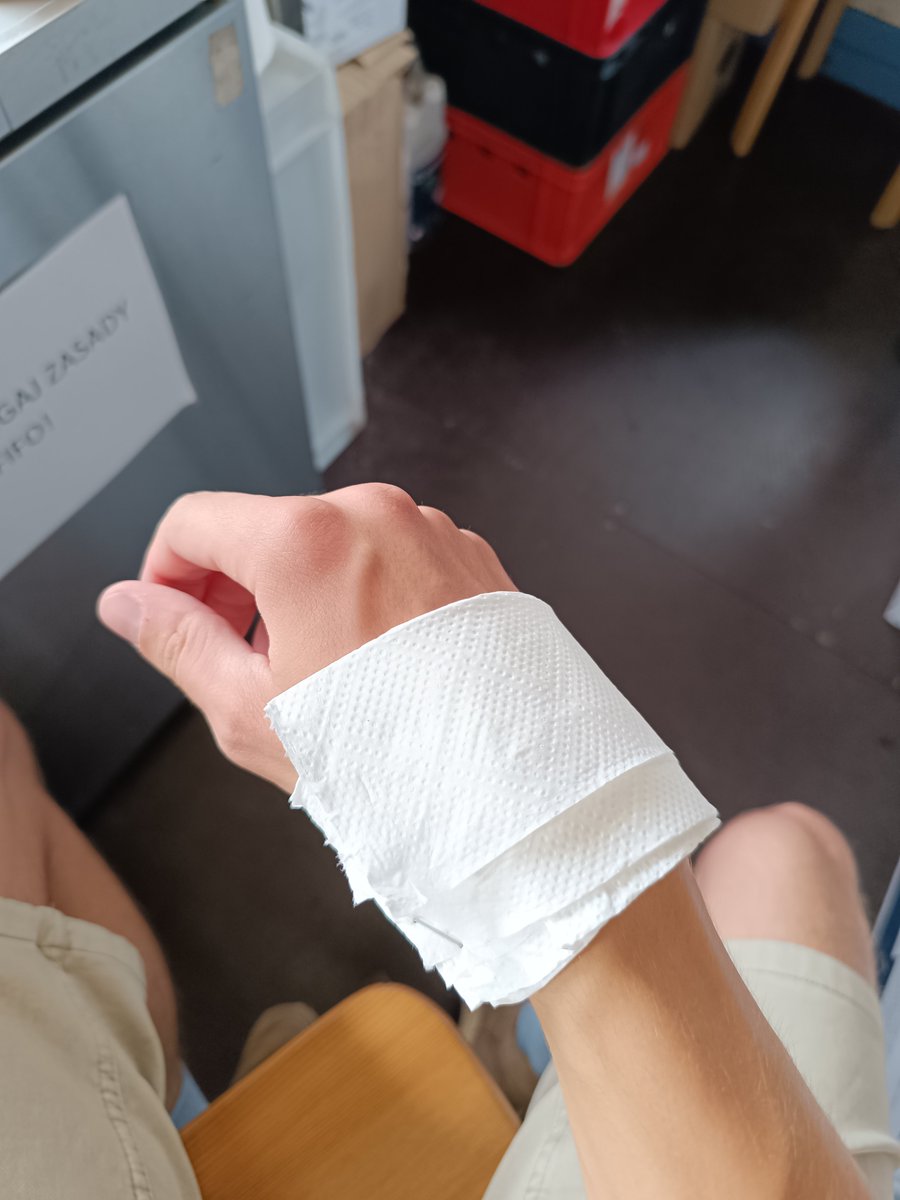 nickplx's tweet photo. Z okazji początku kolejnego dnia w pracy, zrobiłem sobie dwie rany(ki). https://t.co/u0w2lTCvKU