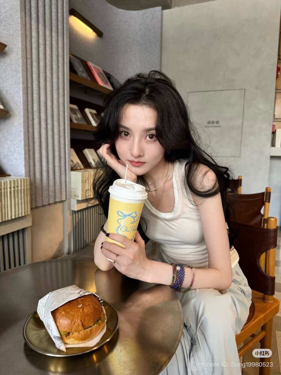 zuer_globalfans's tweet photo. [26.08.06] XHS SONG ZUER UPDATE

 Time for afternoon tea! 𐙚ྀ🧋˚₊✯͡  🍔🥄

#SongZuer #宋祖儿 #SunFanqing https://t.co/mDiuydDITs