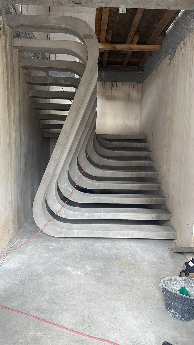Ajayfizzy's tweet photo. Rate this staircase https://t.co/2QIfxMjpVB