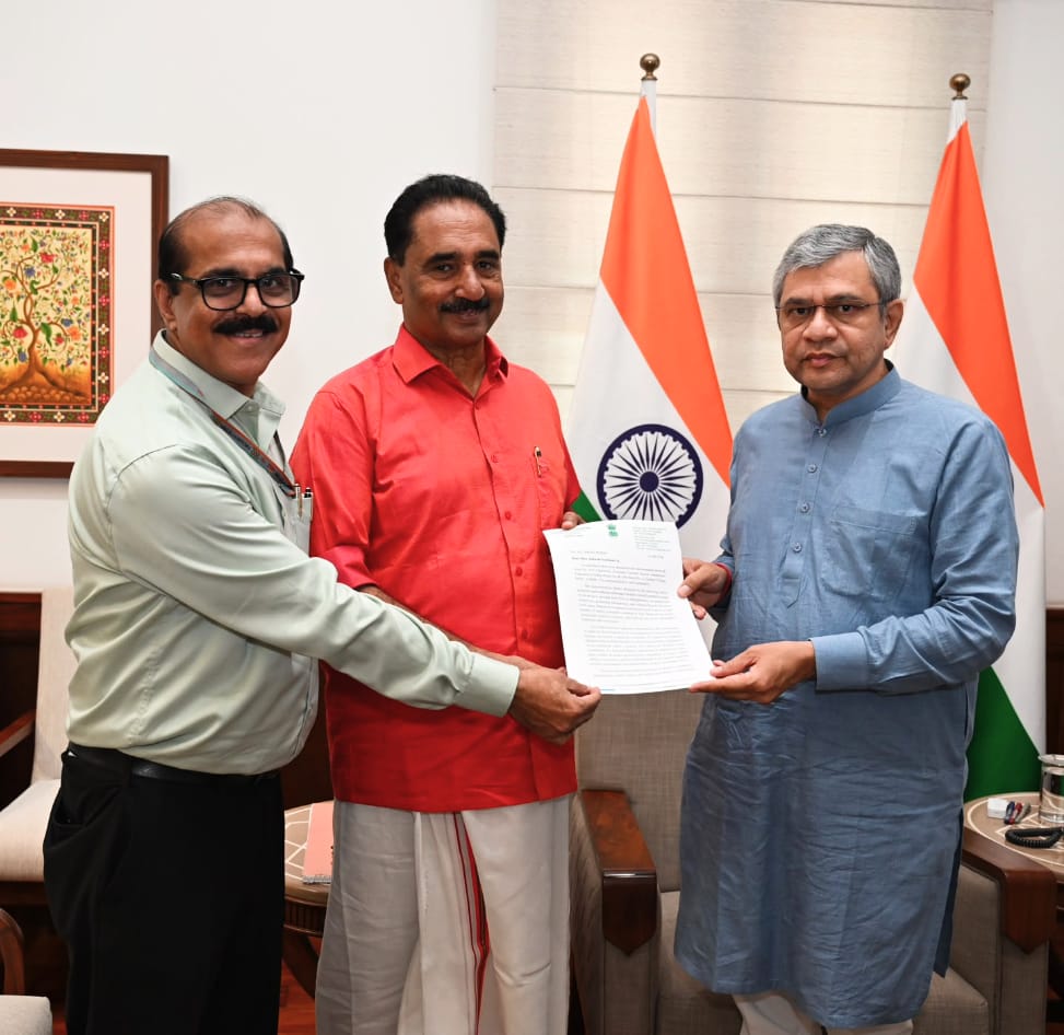 meenarprashant's tweet photo. Highlighting the plight of media professionals, the Senior Journalists Federation of India has urged the Centre to establish a National Media Commission to examine the working conditions, rights and welfare of journalists across the country. 
Read more: https://t.co/effPCpejWO https://t.co/PWf1VCL4jA