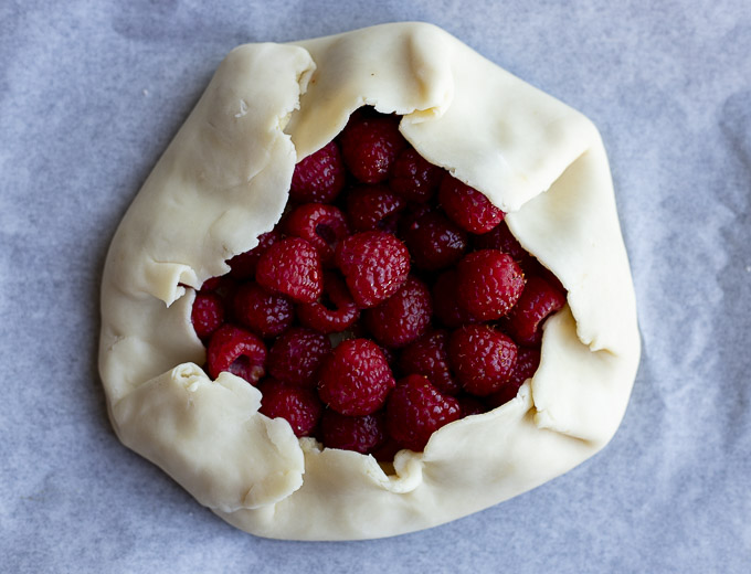 wenthere8this's tweet photo. Rustic Raspberry Galette packed with juicy fresh raspberries, wrapped in a buttery, flaky crust. https://t.co/n6V4vQbinQ
#RaspberryGalette #SummerDesserts #BakingFromScratch #FruitDessert #EasyBaking #Galette #HomeBaker #DessertLover #FreshRaspberries #WentHere8This https://t.co/Cb8Zxh5BFt