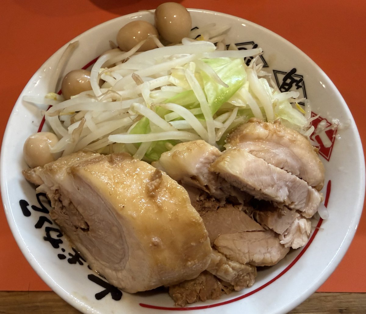 MahoTai's tweet photo. ミニ油そば+🐷券+🧂+新🧅+うっちゃん
@市原市「ちばから」
朝 7時前に甲府納品後、帰りに訪問😁
帰り道路混んでたぁ〜😭
日曜日は🎳なので...😅
良い塩分の補給になりました😄
🧂油そばは麺がクリィミーなペペロンチーノ
という感じで🧅もいいアクセント🤗
今日も丼を綺麗に👍
御馳走様でしたo(^-^)o https://t.co/wzrtNzqp5w