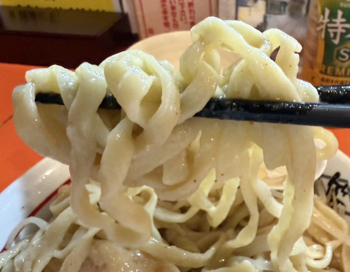 MahoTai's tweet photo. ミニ油そば+🐷券+🧂+新🧅+うっちゃん
@市原市「ちばから」
朝 7時前に甲府納品後、帰りに訪問😁
帰り道路混んでたぁ〜😭
日曜日は🎳なので...😅
良い塩分の補給になりました😄
🧂油そばは麺がクリィミーなペペロンチーノ
という感じで🧅もいいアクセント🤗
今日も丼を綺麗に👍
御馳走様でしたo(^-^)o https://t.co/wzrtNzqp5w
