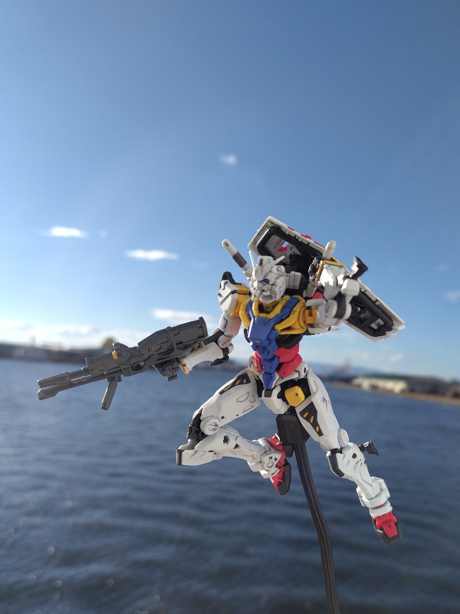 FspecR32's tweet photo. 台風避難で時間ができたんで
やっと紅白のガンダム完成〜 https://t.co/O6Dzuwy4bq