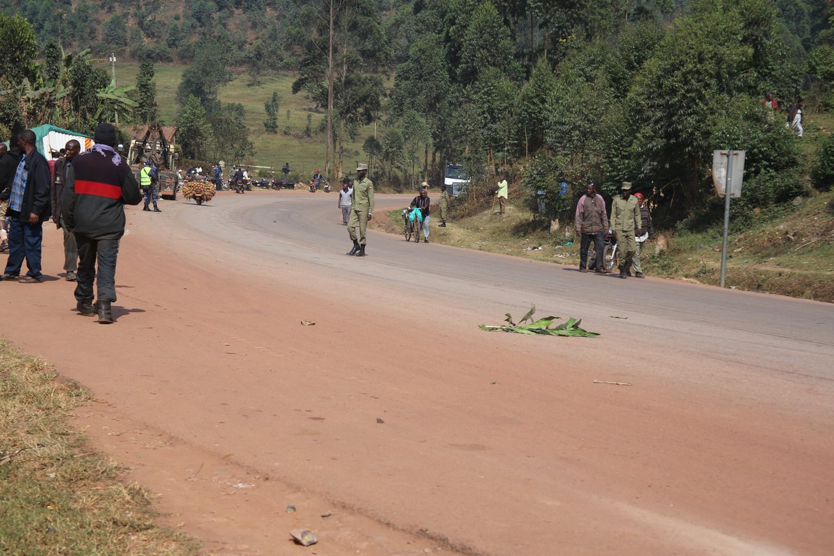 lightnewsug's tweet photo. A boda boda cyclist has died on the spot after a Fuso truck, registration UBK 071L, carrying Falco Fertilizer, overturned at Kyanamira Corner in Kyanamira Trading Centre, Ndorwa East, Kabale District.
The truck reportedly hit the boda boda rider, whose body was later retrieved . https://t.co/ppdoFguZ9b