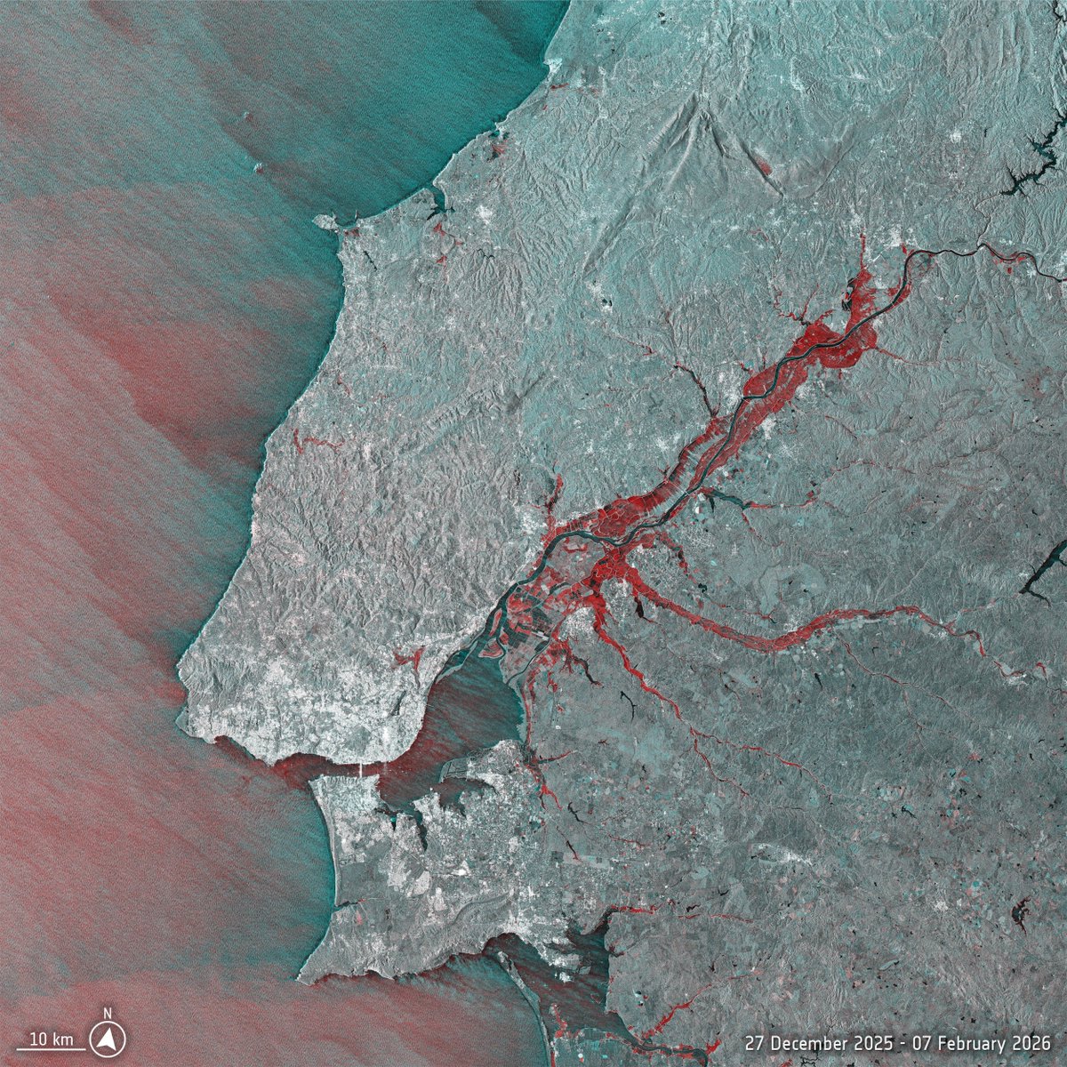 esa_es's tweet photo. #LecturasDeVeranoESA 📖- En febrero, tres tormentas invernales —Kristin, Leonardo y Marta— azotaron la Península Ibérica a principios de 2026.  🌧️
Los mapas de precipitaciones muestran zonas de Portugal y España que recibieron más de 250 mm en una semana.  El radar de Sentinel-1 de @CopernicusEU 
revela importantes inundaciones a lo largo del río Tajo, en Portugal, comparando las condiciones de febrero de 2026 con las anteriores a la tormenta. Artículo en  🇪🇸 https://t.co/Y2P8vyrVii

@ESA_EO