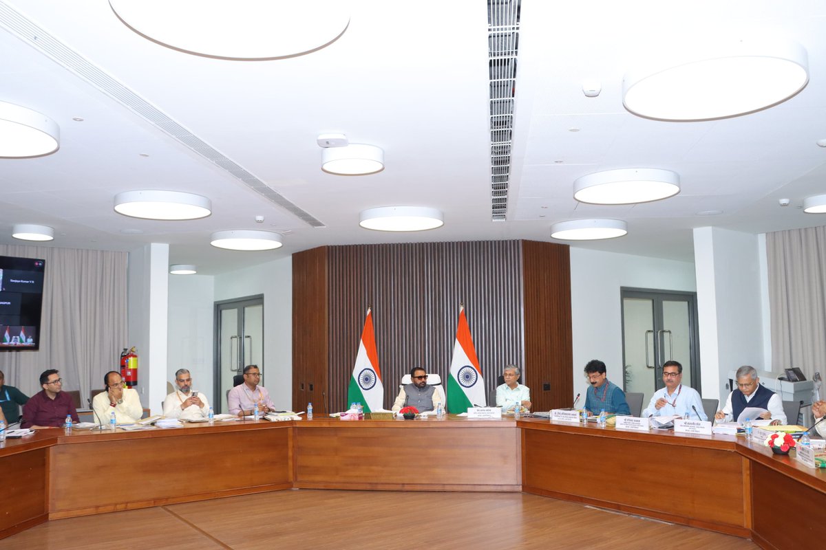 mpprataprao's tweet photo. आज कर्तव्य भवन-1, नई दिल्ली में CCRAS की 27वीं गवर्निंग बॉडी बैठक की अध्यक्षता की।
​बैठक में मानकीकरण, AI के उपयोग, 'आयुष ब्रांड' को ग्लोबल मंच पर स्थापित करने, स्टार्टअप्स के लिए इनक्यूबेशन, रिसर्च ग्रांट, मेंटरशिप व 'Lab to Market' मॉडल पर विशेष चर्चा हुई। इसके साथ ही जड़ी-बूटियों को ब्रांड बनाने, पंचकर्म व मसाज को प्रोडक्ट रूप देने, Youth Research Fund, Ayurveda Startup (पेटेंट व मार्केट लिंकेज) और Global Ayurveda Challenge जैसे नवाचारों के माध्यम से युवाओं को आयुर्वेद इनोवेशन से जोड़ने पर सहमति बनी।
​इस अवसर पर आयुष मंत्रालय के सचिव वैद्य राजेश कोटेचा जी, वरिष्ठ सांख्यिकी सलाहकार डॉ. सत्यजीत पाल जी, CCRAS के महानिदेशक प्रोफेसर रवि नारायण आचार्य जी, गवर्निंग बॉडी के सदस्यगण, वैज्ञानिक एवं आयुष मंत्रालय के अधिकारीगण उपस्थित रहे।
​आदरणीय प्रधानमंत्री श्री @narendramodi जी के नेतृत्व में हमारी सरकार आयुष के आधुनिक अनुसंधान, नवाचार और इसे वैश्विक पहचान दिलाने के लिए निरंतर संकल्पित है।
@moayush @CCRAS_MoAyush @PIBAYUSH @PIBMumbai @nmpb1
​#CCRAS #KartavyaBhavan #AyushMinistry #AyurvedaResearch #SwasthBharat #ModiGovt #PratapraoJadhav