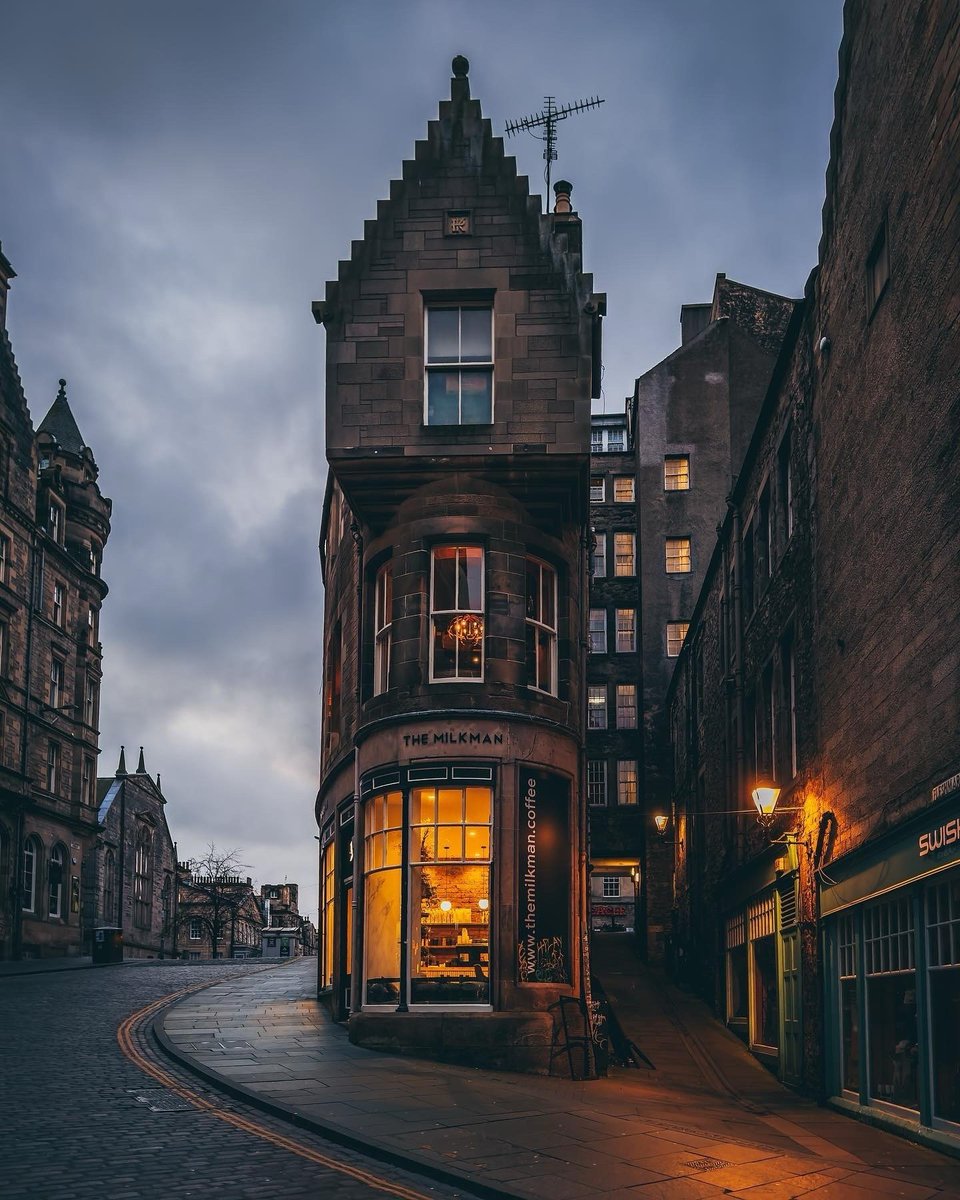 ____flowers__'s tweet photo. Edinburgh after rain 🌧️ https://t.co/FRRvbVMKCj