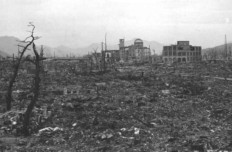 KAYIHANPALA's tweet photo. Bugün, 6 Ağustos 1945 günü insanlığın neden olduğu en büyük trajedilerden birinin, #Hiroşima’ya yapılan atom bombası saldırısının 81. yıldönümü.
1945 yılının sonuna kadar Hiroşima'da yaklaşık 140 bin, Nagasaki'de ise 74 bin kişi hayatını kaybetti.
Hayatta kalan (#Hibakusha olarak adlandırıldılar) 650 bin kişi ise akut radyasyon, kanser veya kronik hastalıklarla mücadele etmek zorunda kaldı.
Hiroşima’da ve Nagazaki’de atom bombalarının çevresel ve psikolojik etkisi ile kuşaklararası travma halen sürüyor, büyük insanlık yıkım yağmurlarından ders almalı.
#Nükleer silahlardan arınmış bir dünya elde etmek için savaşım vermeliyiz.