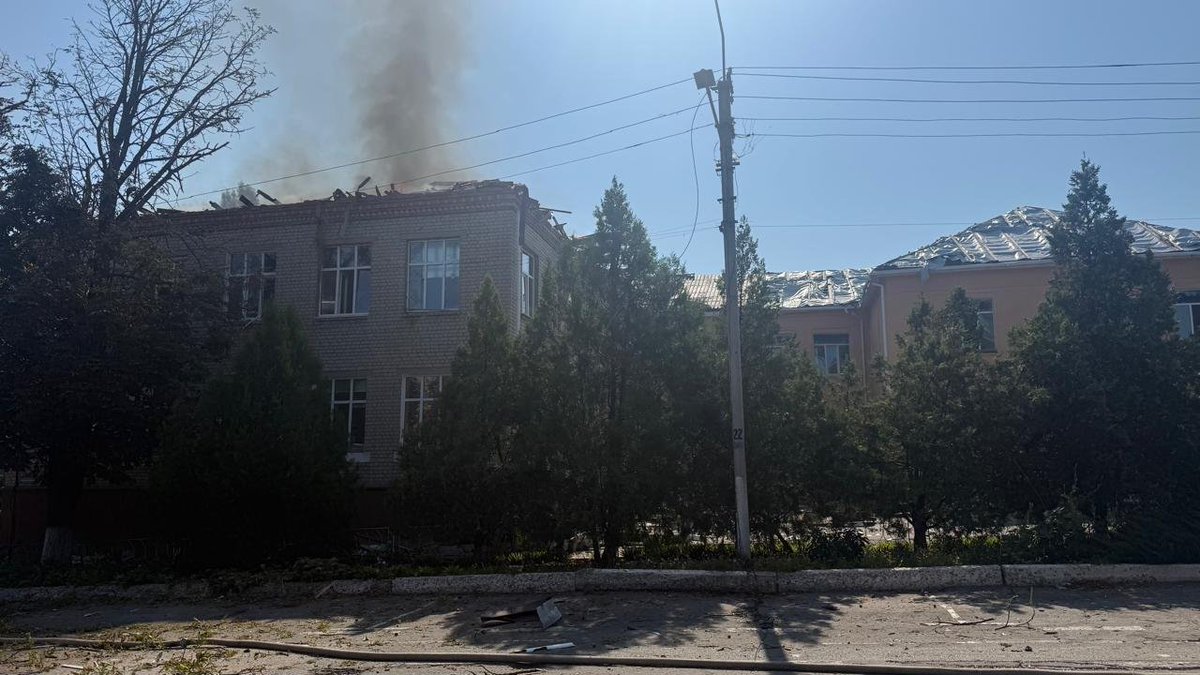 bichikota's tweet photo. Балаклія зранку зазнала двох російських ударів по центральній частині міста.

Попередньо, постраждали шестеро людей. Пошкоджені адміністративні будівлі, багатоповерхівки, приватні будинки та магазини.

У місцях влучань виникли пожежі, триває ліквідація наслідків атаки. https://t.co/zQDm5V87sY