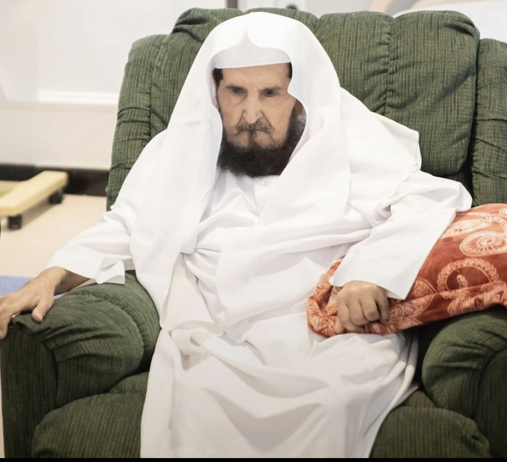 halkadi's tweet photo. 🌻لم يكن معالي الراحل الذي غادرنا اليوم بمكة المكرمة  لرحمة ربه د. #راشد_الراجح رجل عطاء لدينه ووطنه فقط 
🍃فقد كان رحمه الله يتمتع بخلق كريم وعلم غزير وغيرة على لغة الضاد 
🍃 كان أول مدير  ل #جامعة_أم_القرى @uqu_edu بداية نأسيسها وانطلق بها حتى أصبحت  إحدى جامعتنا المتميزة ولعله يتم  إبقاء ذكراه ب #تكريم_الراحل من الجامعة بالتعاون  مع #مجلس_شؤون_الجامعات 
@cua_gov_sa 
كتسمية  أحد مراكزها أو منشأتها  باسمه  
🍃كان عضواً بمجلس الشورى  وذا مسؤوليات أخرى وشرفت بزمالته بالدورة الثالثةبالمج��س  تلميذاً له وكانت آراؤه وتوصياته التي يطرحها مُضيئةً ثريةً  
🍃فضلا عن ذلك كان وفياً للفضلاء  وسّمّى قاعة المحاضرات بجامعة أم القرى باسم معالي وزير المعارف وزير التعليم العالي الأسبق  الشيخ حسن بن عبدالله آل الشيخ 
🤲🏻جمعهم الله بجنة المأوى  كما جمعهم بالدنيا على العطاء والوفاء