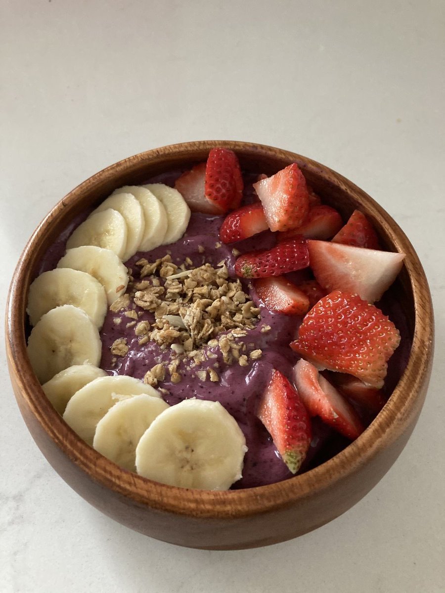 leesoeo's tweet photo. @nseoghyeon hoaaam… rise and shine, seonghyeon-ah. 😪  here’s the açaí bowl noona promised you last night. now wipe those (fake) tears away. https://t.co/HdsFy6lyN4