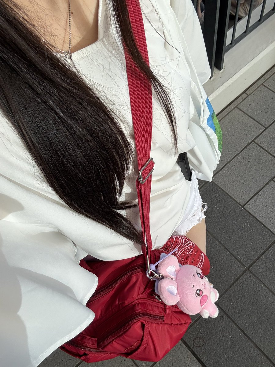 K8stny's tweet photo. 分かり辛くてすみません💦
白のトップス、ショーパンとびょりちゃん🐰が付いてる赤い鞄が目印です
（あとスマホにヘッモンイミニポーチをぶらさげています）
白いキャップを被ってます🤍
場所を教えてくださったら向かいますので、是非声をかけてください‼︎🙇‍♀️ https://t.co/gcd93K4Dt8