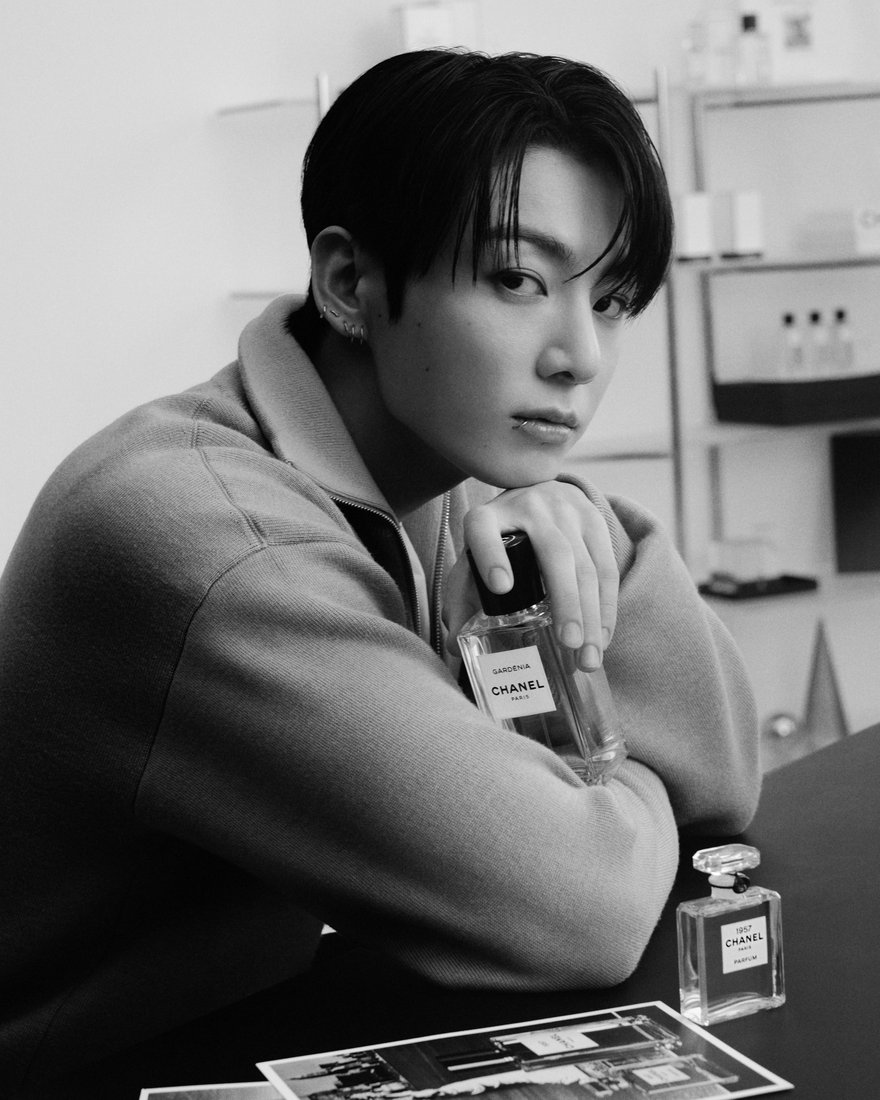mintmag_th's tweet photo. หล่อหลงใหล! ส่งภาพหนุ่ม #JUNGKOOK #BTS Global Brand Ambassador ของ Chanel Beauty ถ่ายทอดเสน่ห์ความหล่อ พร้อมแชร์เรื่องราวเส้นทางชีวิตผ่านกลิ่นน้ำหอมของ #CHANEL ที่เต็มไปด้วยกลิ่นหอม เรียกว่าเห็นเสน่ห์ของหนุ่มคนนี้ตลอดทุกมูฟเม้นท์ 💚

#ChanelFragrance 
#ChanelGrandParfumeur
#MintNews