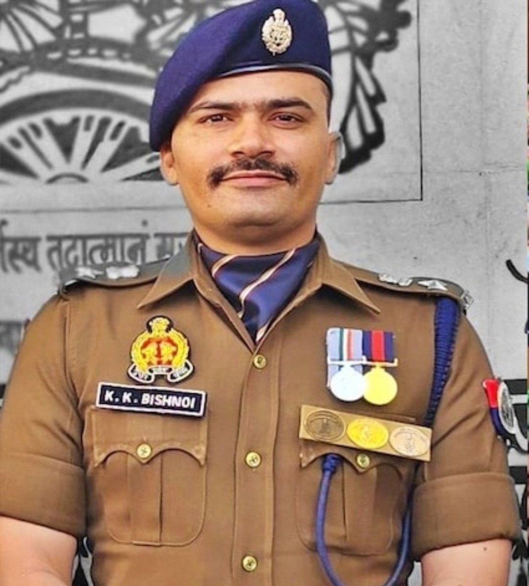 priyanshu__63's tweet photo. उत्तर प्रदेश के संभल में थाना प्रभारी सुधीर पंवार ने एक मुस्लिम बुजुर्ग के पैर छूकर आशीर्वाद ले लिया, जिसके कारण एसपी के.के. विश्नोई द्वारा हटा दिया गया👇🏻

यह वही देश है जहां यही पुलिस एक अन्य समुदाय विशेष की यात्राओं में उनके पैर दबाती है, फूल बरसाती, वर्दी में ही तमाम बाबाओं के दरबार में जाकर नतमस्तक होती है

लेकिन मुस्लिम बुजुर्ग के पैर छूने मात्र से कार्यवाही हो जाती है...देश की मूल भावना के साथ अब खुले तौर पर खिलवाड़ किया जा रहा है....!!