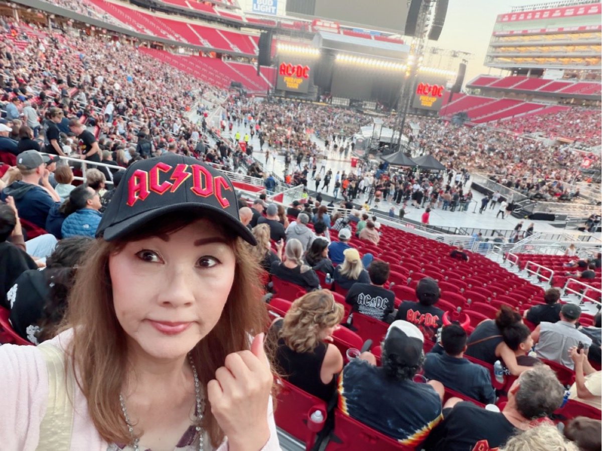 emikume's tweet photo. AC/DCライブ、楽しかった〜!最後の花火もすごかった!帽子も買いました😂 #PowerUpTour #LevisStadium #ACDC https://t.co/C8Cb3muSsW