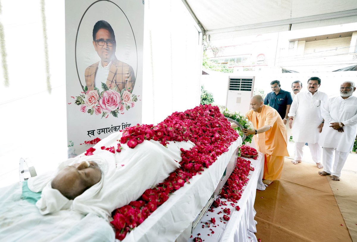 myogiadityanath's tweet photo. जनपद बलिया के रसड़ा विधान सभा क्षेत्र से माननीय विधायक श्री उमाशंकर सिंह जी के लखनऊ स्थित आवास पर पहुंचकर उनके पार्थिव शरीर पर पुष्प अर्पित कर उन्हें श्रद्धांजलि दी।

प्रभु श्री राम से प्रार्थना है कि दिवंगत पुण्यात्मा को अपने श्री चरणों में स्थान प्रदान करें। https://t.co/2b3tFxMHAm