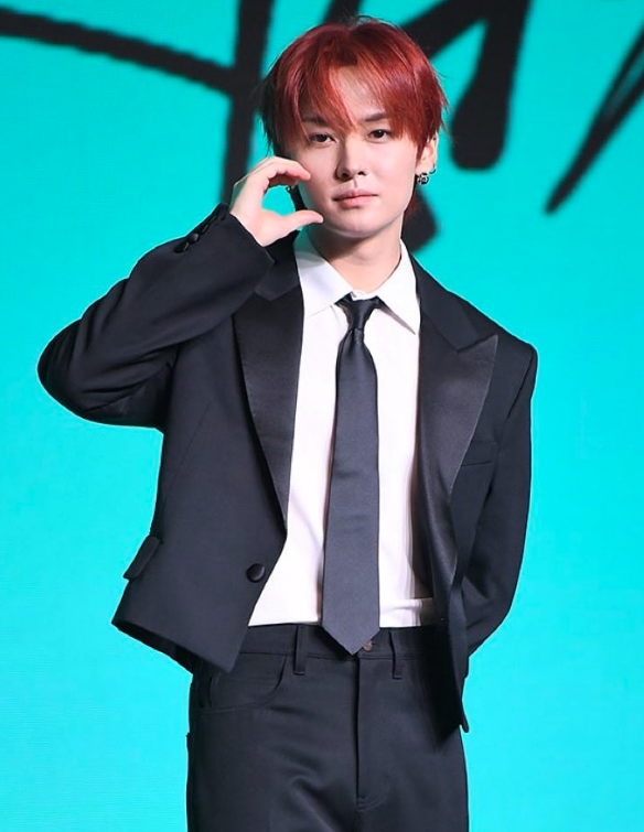 AboutMusicYT's tweet photo. Lee Know of Stray Kids debuts red hair ahead of the release of This &amp; That. https://t.co/TQJhaxhcRa