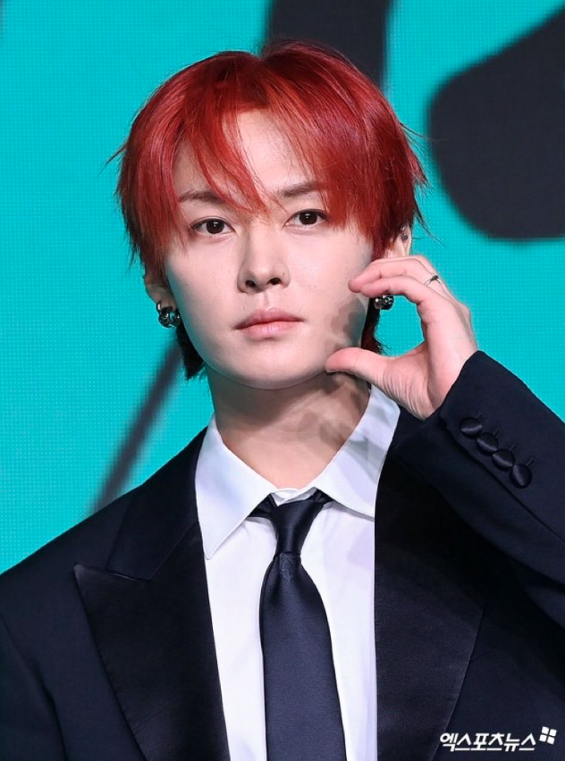 AboutMusicYT's tweet photo. Lee Know of Stray Kids debuts red hair ahead of the release of This &amp; That. https://t.co/TQJhaxhcRa