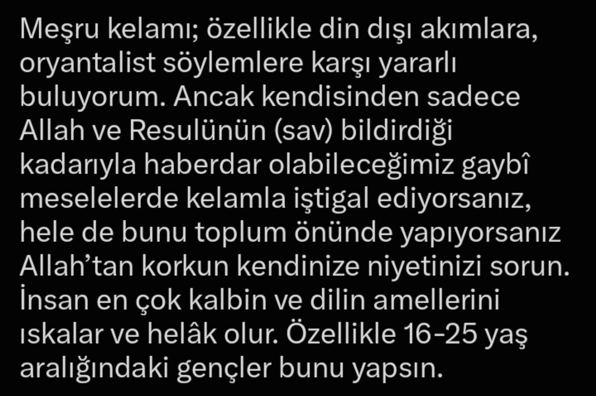 muhammedyetim's tweet photo. Şu kısımdaki ilk cümleler zaten kelâmın erken dönem Mutezilîleri elinde ilk ortaya çıkış gerekçesini bize veriyor. Ancak'tan sonraki kısma gelince: Gaybî meselelerin çoğuna gerçekten ıttılâımız yok. Dolayısıyla bunlar hakkında konuşmaktan kaçınmak ilk tercih edilen yol olmalı. Ama bu meselelerde bazen öyle yorumlar ortaya çıkabiliyor ki doğrunun ne olduğundan emin olamasanız bile bu aşırı yorumların yanlış olduğundan emin oluyorsunuz. Ehlisünnet kelâmının teşekkülü de tam bu farkındalığa dayanıyor. Teşbih ve ta'tîl arasında, kat'î naslarla ve sahih itikadın temel umdeleriyle çelişmeyen mutedil bir yol arayışı... Bu da zamanla bir usül ve literatür oluşturuyor. Oluşan bu usül ve  literatür ise bir tahsili kaçınılmaz kılıyor. Bu sebepten kelâm tahsilinden önce öğrenciye verilmesi elzem üç farkındalık var:
1) Diğer dinî ilimlerde ve nazarî âlet ilimlerinde behre sahibi olmaksızın kelâma dalmamak;
2) Kat'î itikat esasları dışındaki meselelerle çelişmediği müddetçe yorum farklılıklarına karşı müsamahalı olmak ve "hakikat benim nezdimdedir" yanılgısına düşmemek;
3) Ne zaman susup ne,zaman konuşacağını iyi tayin ederek polemiğin şehvetine kendini kaptırmamak. (2/2)