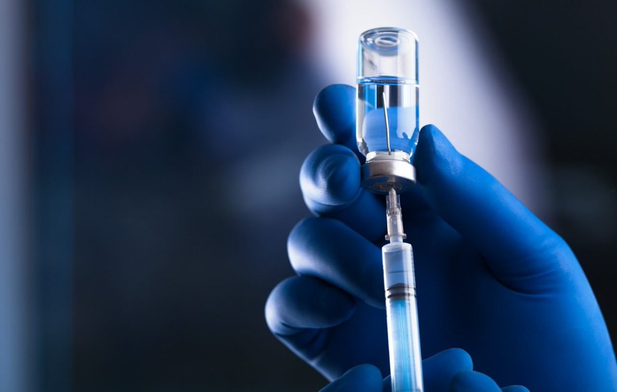 JimFergusonUK's tweet photo. 🚨 WOULD YOU TAKE AN mRNA FLU SHOT?

The FDA has approved the first mRNA-based influenza vaccine, developed by Moderna.

According to the FDA-approved prescribing information, common side effects include injection site pain, fatigue, headache, muscle and joint pain, swollen lymph nodes, nausea and fever.

Would you take it?
👇