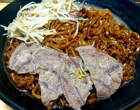 juhyeon6749's tweet photo. 농심배 짜파게티 대회에서 우승한 작품

농심에서 자기들 라면으로 제일 맛있게 만든 짜파게티 가리는 대회를 열었음

참가작들이 진짜 다양했음
고춧가루만 딱 넣은 순정파부터 
계란이랑 치즈 올린 짜게치까지 별의별 조합이 다 나왔음

근데 우승은 좀 의외였음
새우랑 마늘로 만든 감바스 짜파게티가 1등 먹었음

레시피가 생각보다 간단함
올리브오일에 편마늘 다진마늘 레드페퍼 넣고 볶다가
새우 넣고 짜파게티 면이랑 스프 그리고 면수 살짝 부어서 마무리하면 끝임

포인트는 면수임
이거 넣어야 감바스 특유의 그 기름지고 진한 국물 느낌이 살아난다고 함

근데 진짜 반전은 따로 있음
이 우승작이 그냥 대회로 끝난 게 아니라
신사동에 있는 짜파게티 다이닝 클럽에서 정식 메뉴로 나와서 실제로 팔렸음

집에서 짜파게티 끓일 때 마늘이랑 새우 있으면 한 번 해봐
평범한 봉지라면이 갑자기 파인다이닝 됨