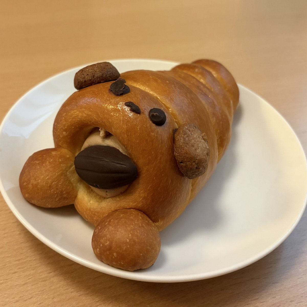 akroizi's tweet photo. 誕生日なので値段を見ずに買ってレジでびっくりしたパンをもりもり食べました https://t.co/T9AkJIlfad