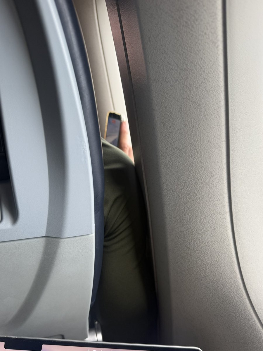 SelfObsessed_1's tweet photo. Why do lower income people love to record airplane landing so much.?? https://t.co/H7SozpIkln