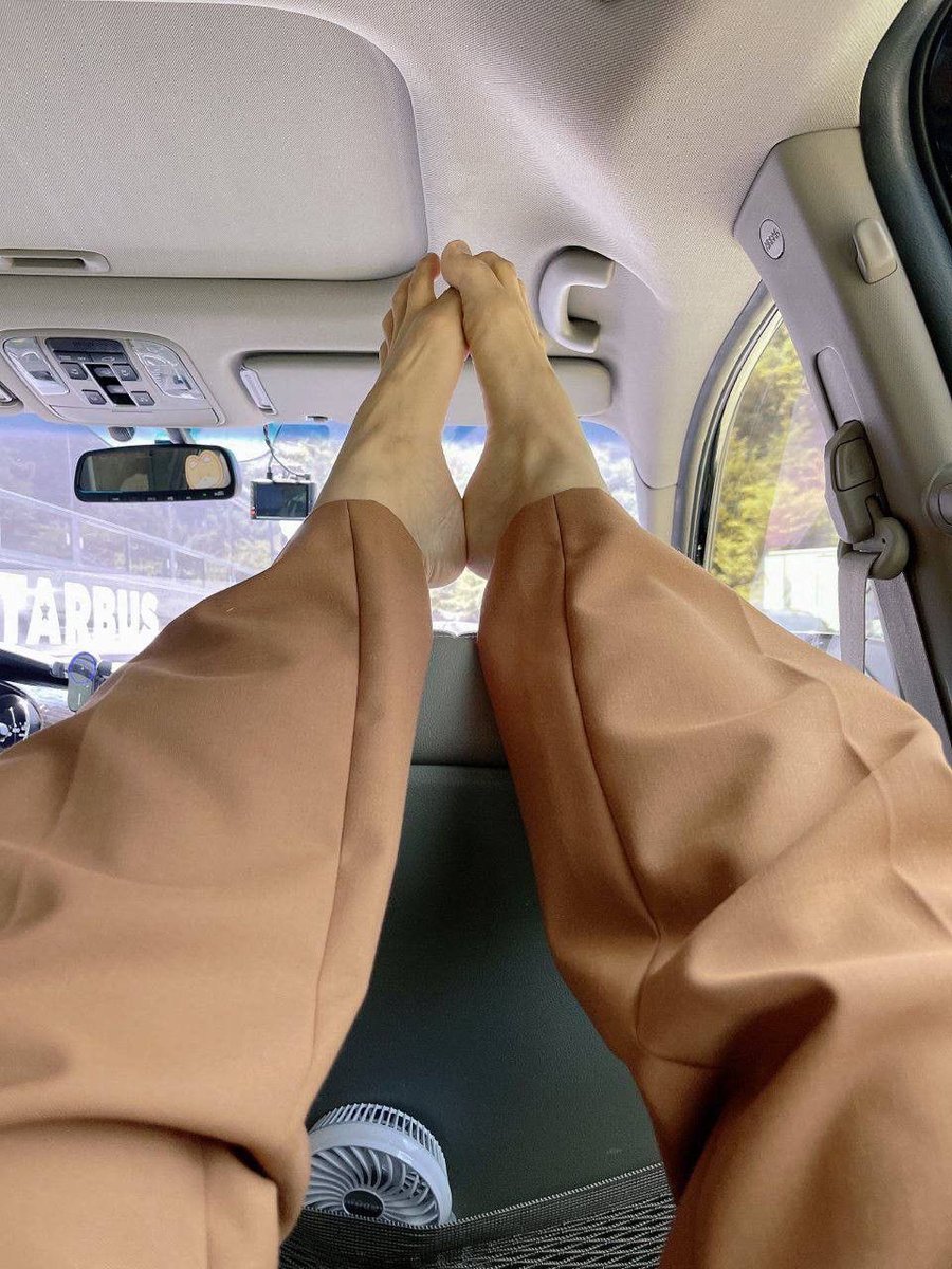 snowglareee's tweet photo. jongin and his feet https://t.co/uXHxLBctEF