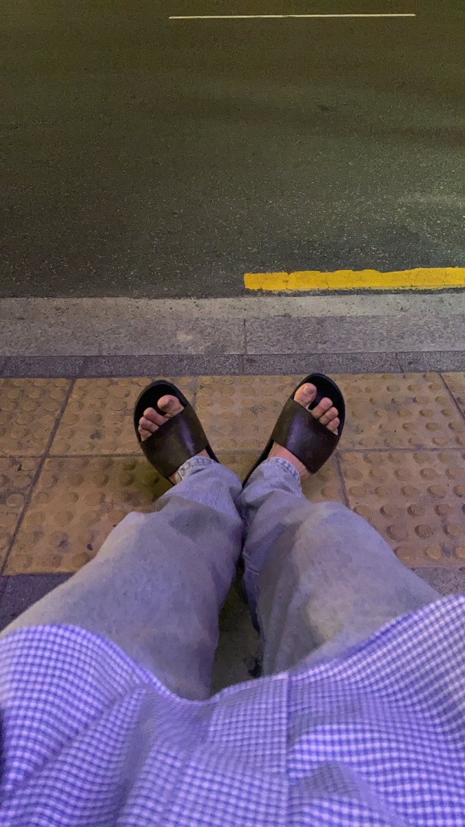 snowglareee's tweet photo. jongin and his feet https://t.co/uXHxLBctEF