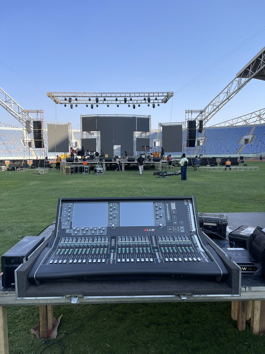 s_saikonde's tweet photo. Learnt alot at this show🙌🏾
Ruger’s MD was playing all these tracks, each in a separate channel🙌🏾 and ofcourse first time seeing the Allen and Heath dLive s5000, what a great experience it was.🔥🙌🏾 https://t.co/bW9tUTzobY